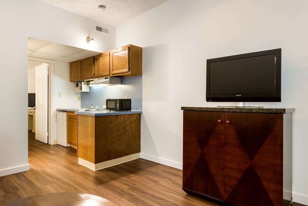 Econo Lodge Inn & Suites,Hazleton>>Crystal Lake,2 star