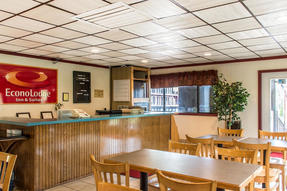 Econo Lodge Inn & Suites,Hazleton>>Crystal Lake,2 star