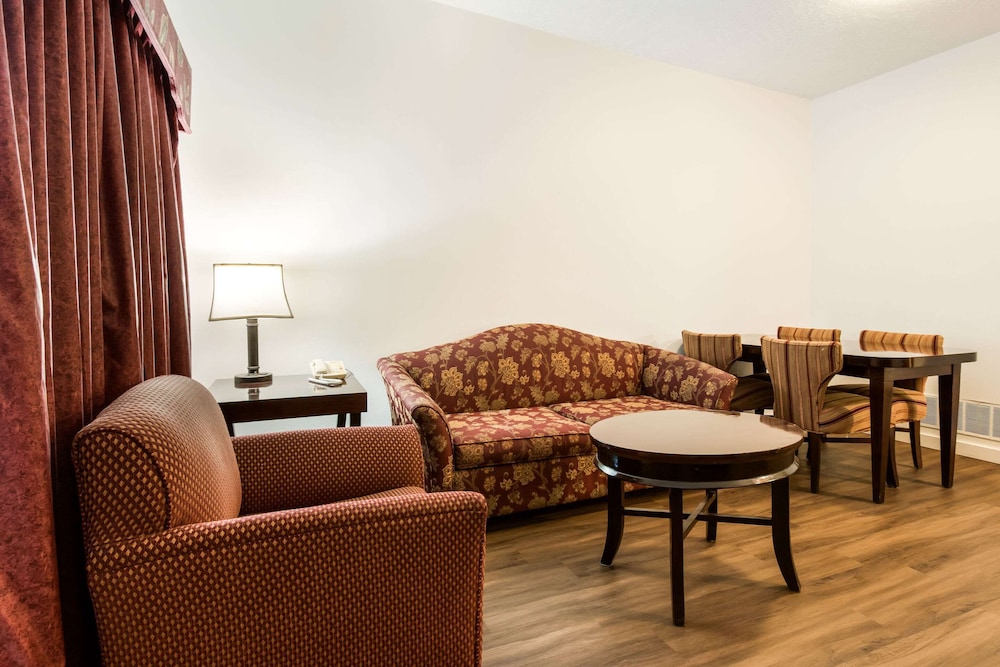 econo lodge inn and suites