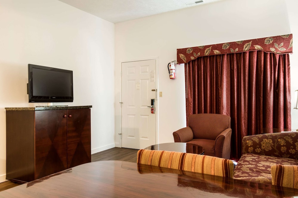 econo lodge inn and suites