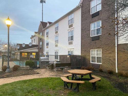 Mainstay Suites Middleburg Heights Cleveland Airport,Cuyahoga County>>Cleveland,3 star