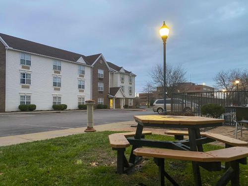 Mainstay Suites Middleburg Heights Cleveland Airport,Cuyahoga County>>Cleveland,3 star