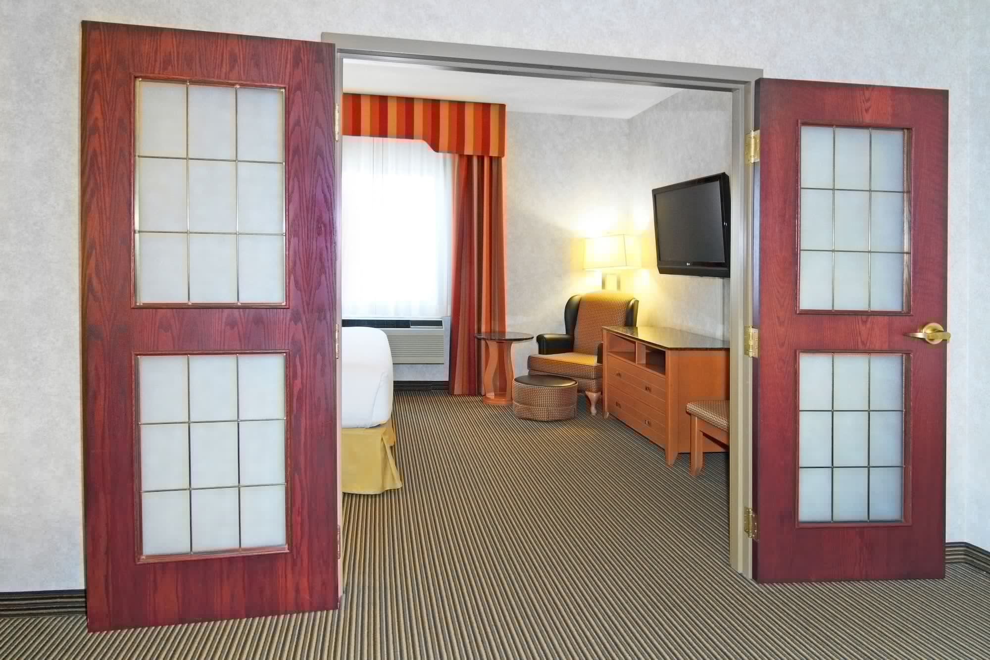 holiday inn express and suites calgary south macleod trail s