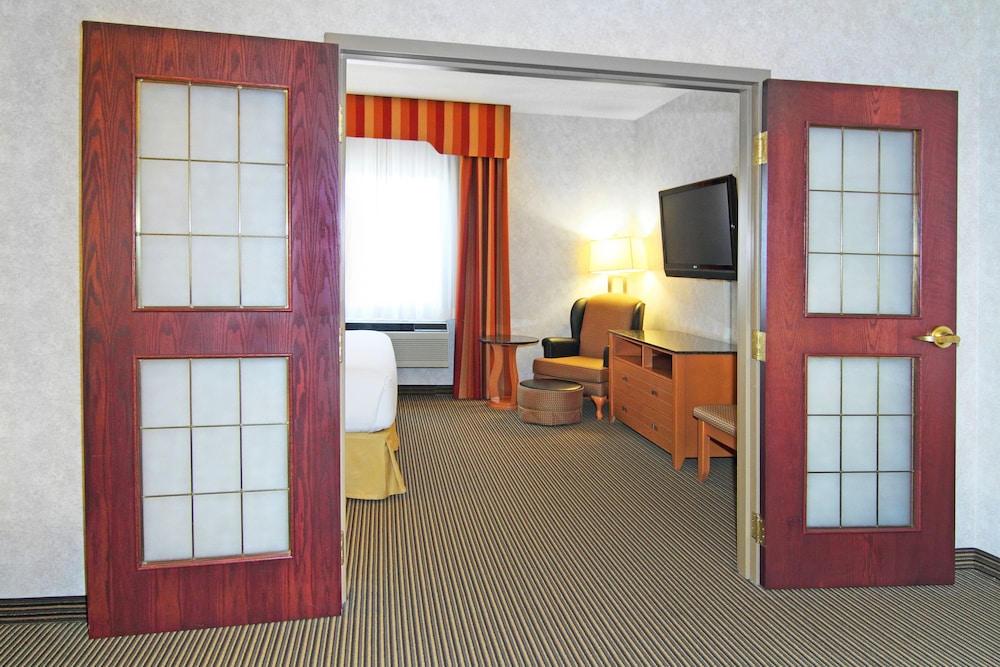 holiday inn express and suites calgary south macleod trail s