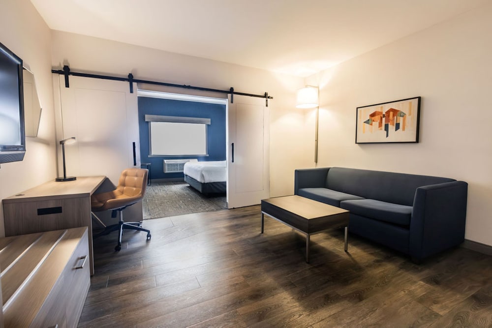 holiday inn express and suites calgary south macleod trail s