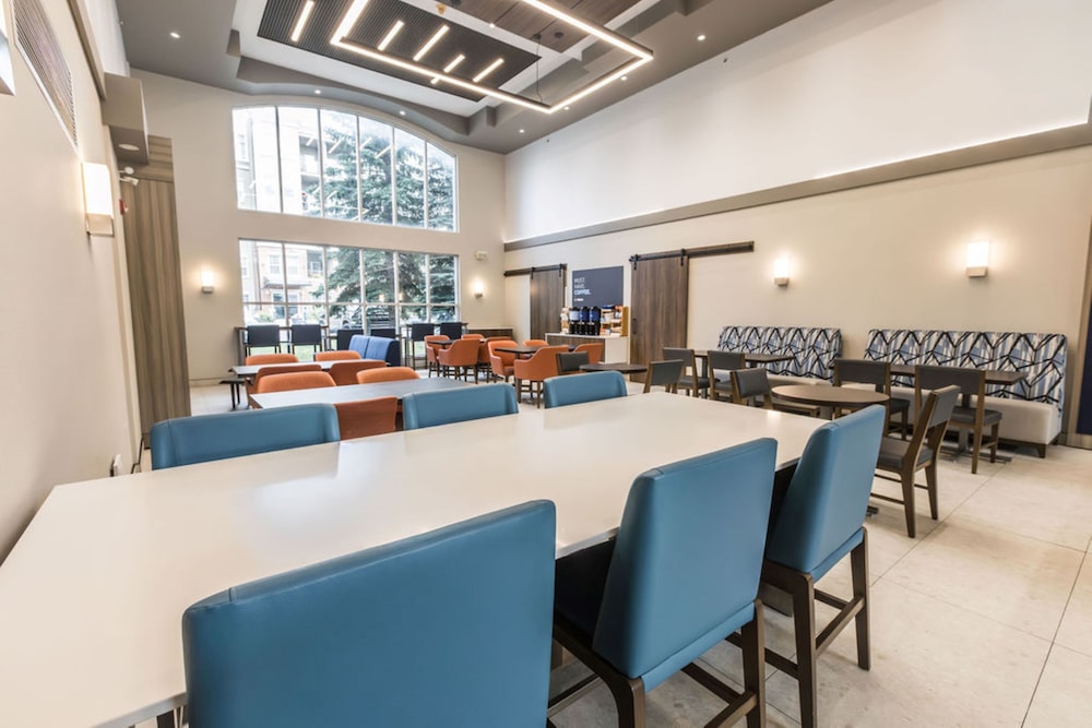 holiday inn express and suites calgary south macleod trail s