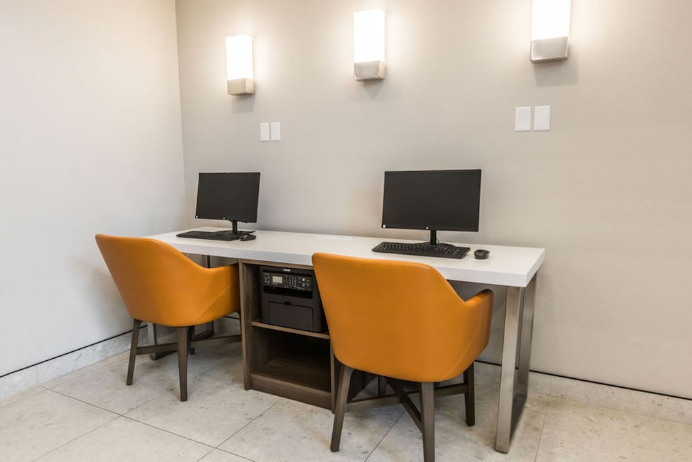 holiday inn express and suites calgary south macleod trail s