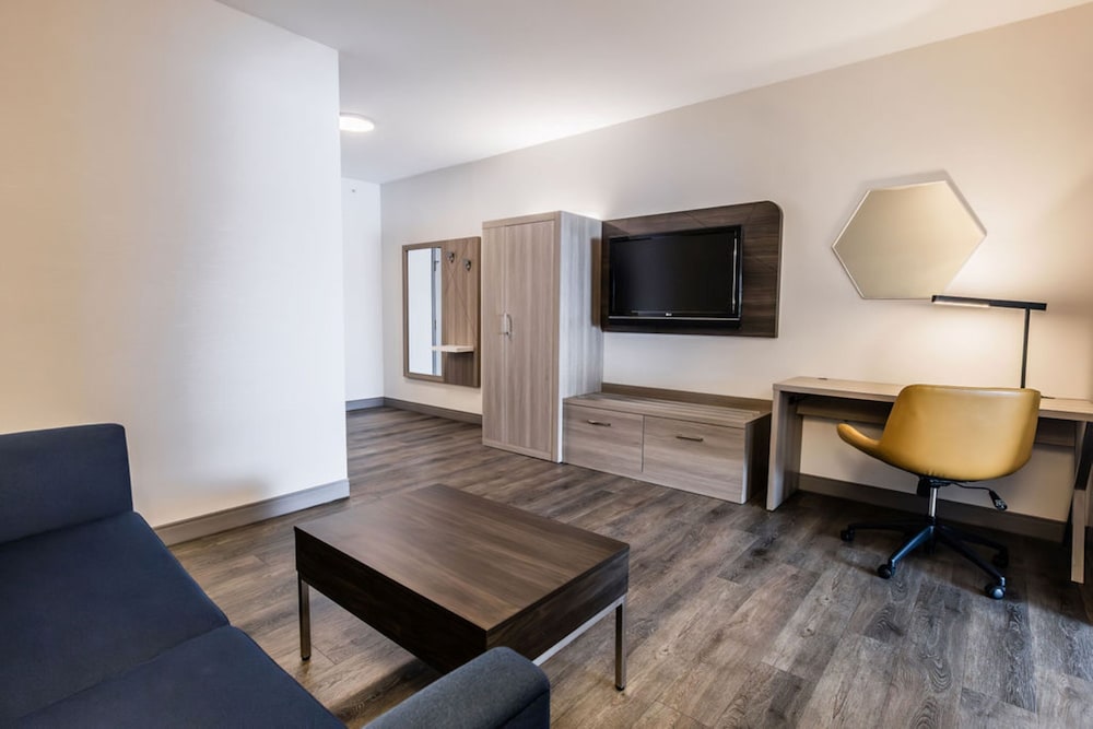 holiday inn express and suites calgary south macleod trail s
