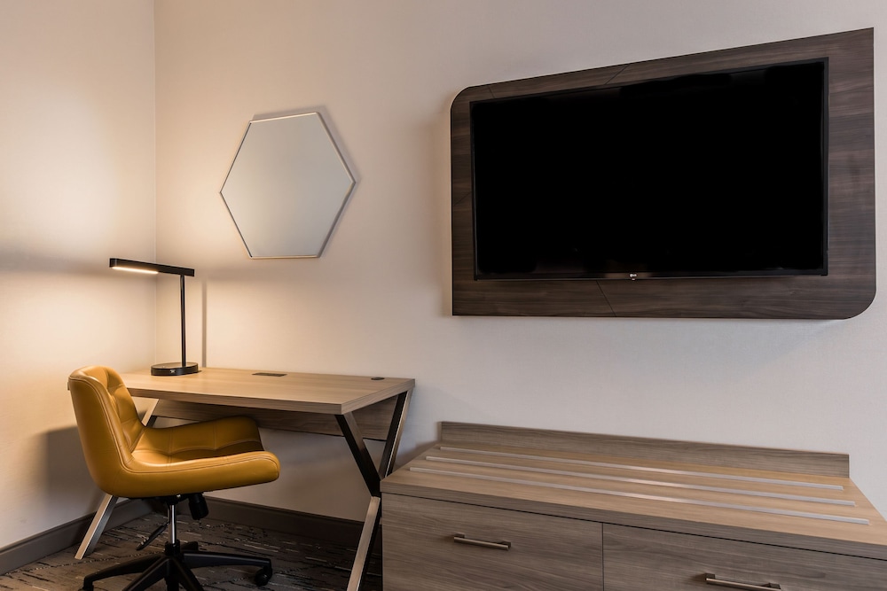 holiday inn express and suites calgary south macleod trail s