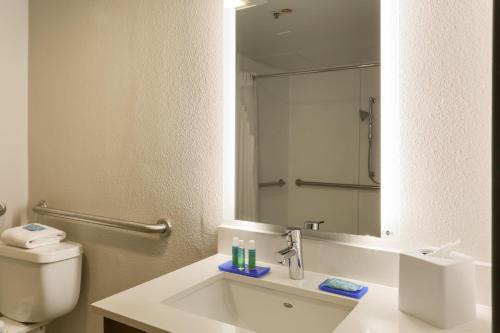 holiday inn express milwaukee west medical center by ihg