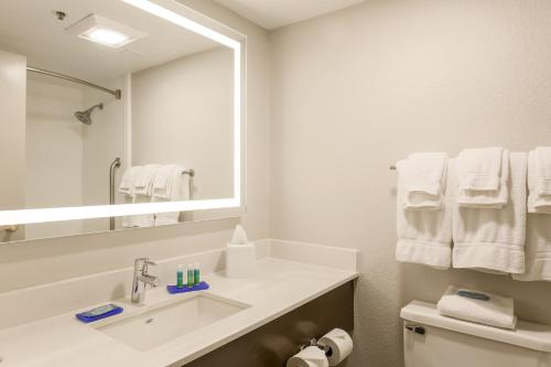 holiday inn express milwaukee west medical center by ihg