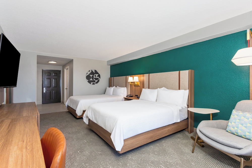 holiday inn and suites daytona beach on the ocean