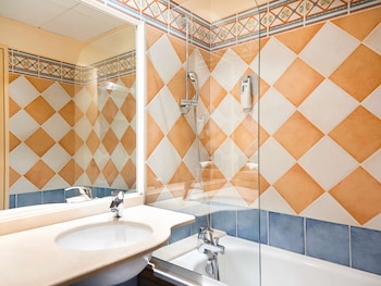 ibis styles arles palais des congres