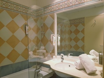 ibis styles arles palais des congres