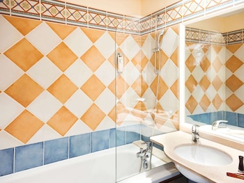 ibis styles arles palais des congres