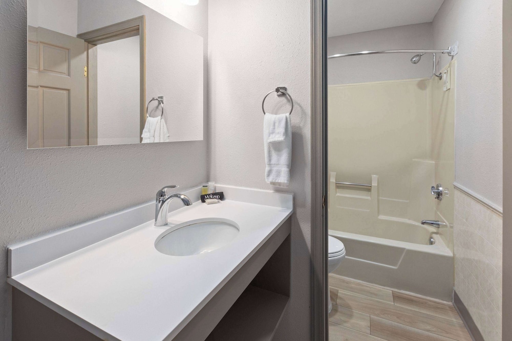 days inn by wyndham hutchinson