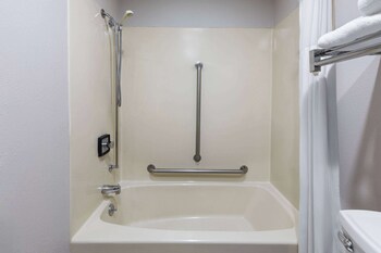 days inn by wyndham hutchinson