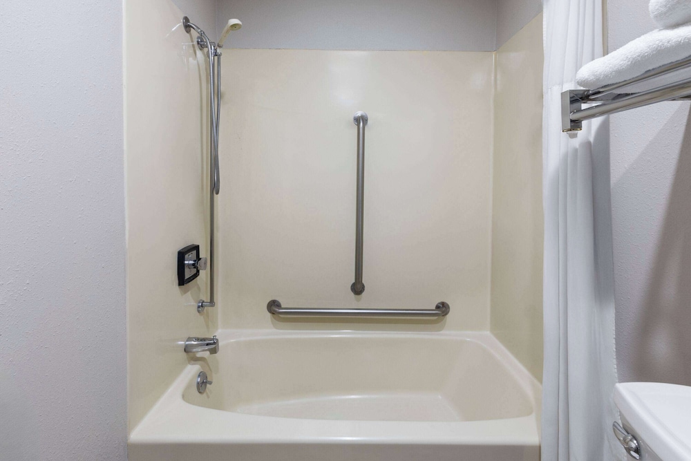 days inn by wyndham hutchinson