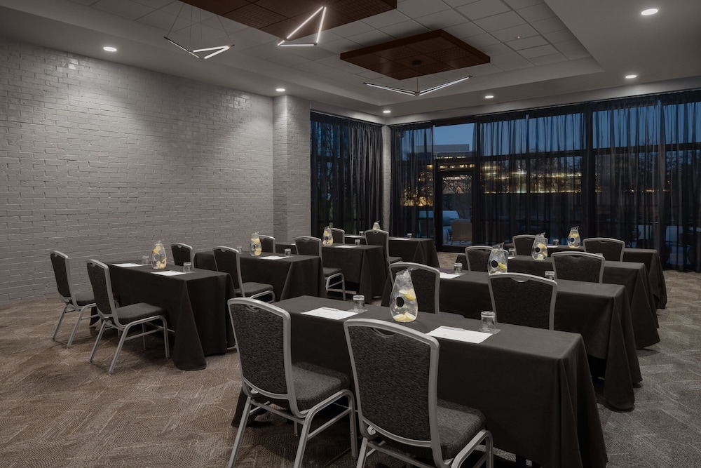 renaissance chicago north shore hotel