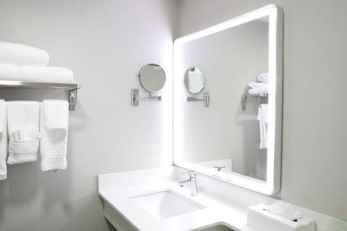 holiday inn chicago oakbrook by ihg