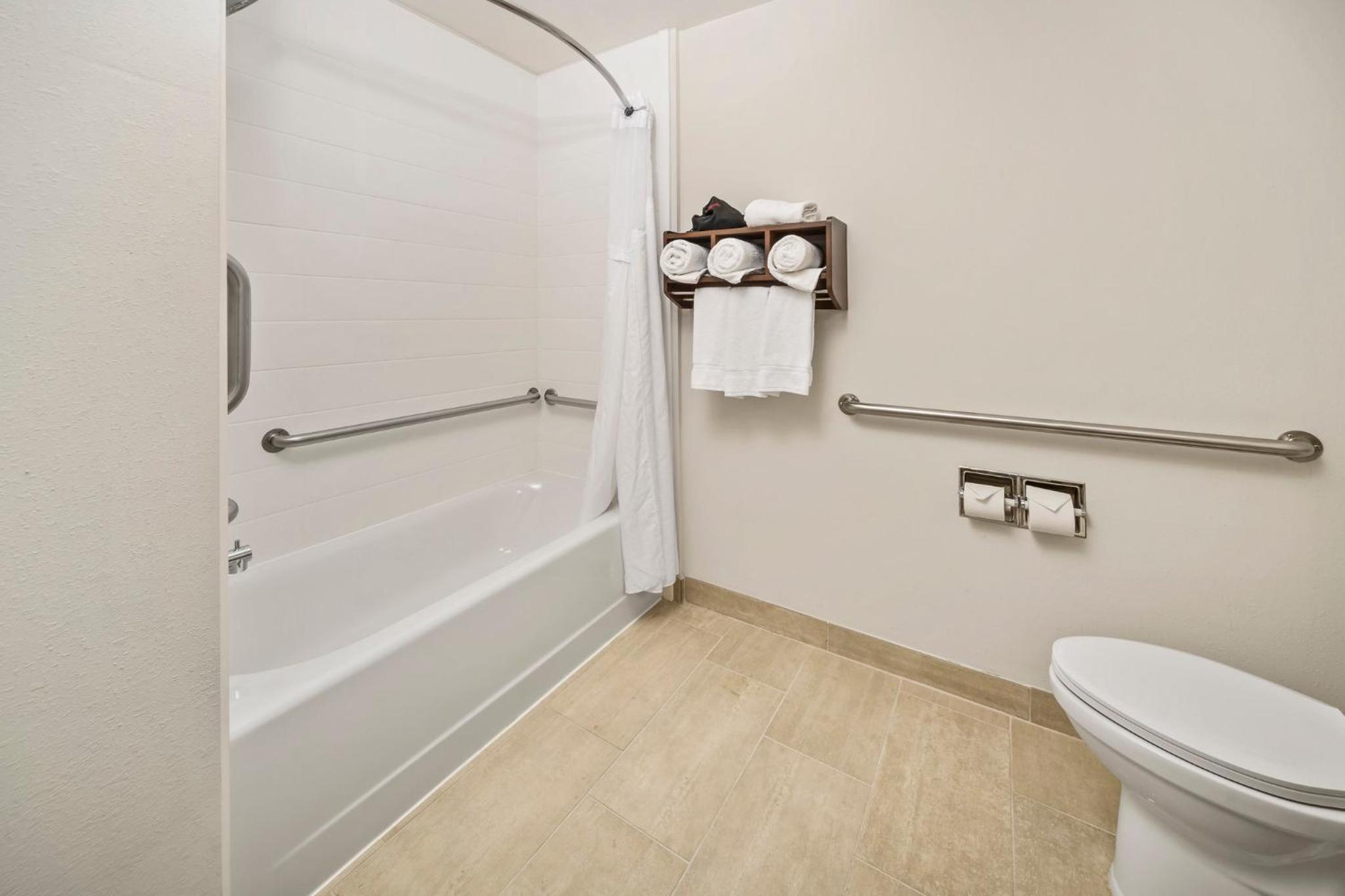 holiday inn express chicago nw vernon hills by ihg