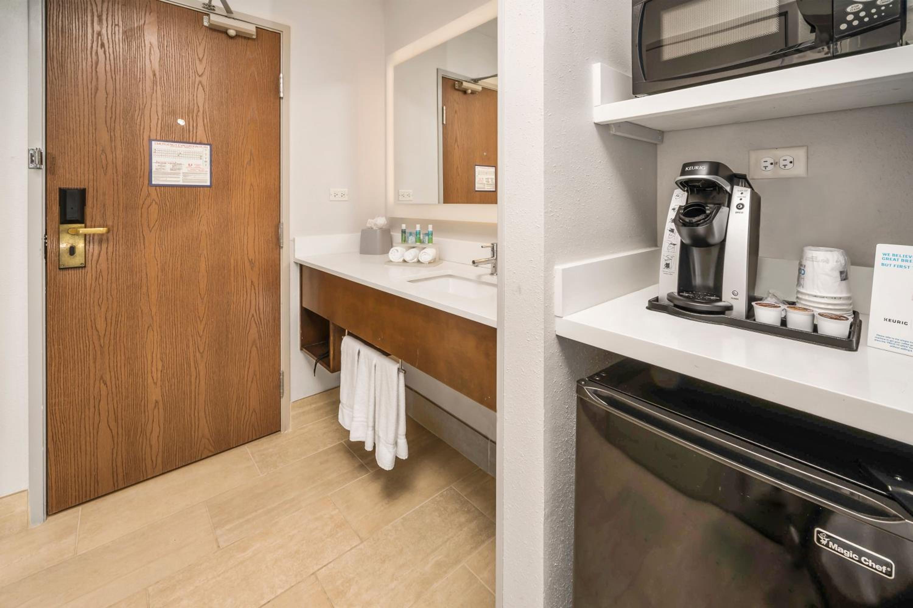 holiday inn express chicago nw vernon hills by ihg