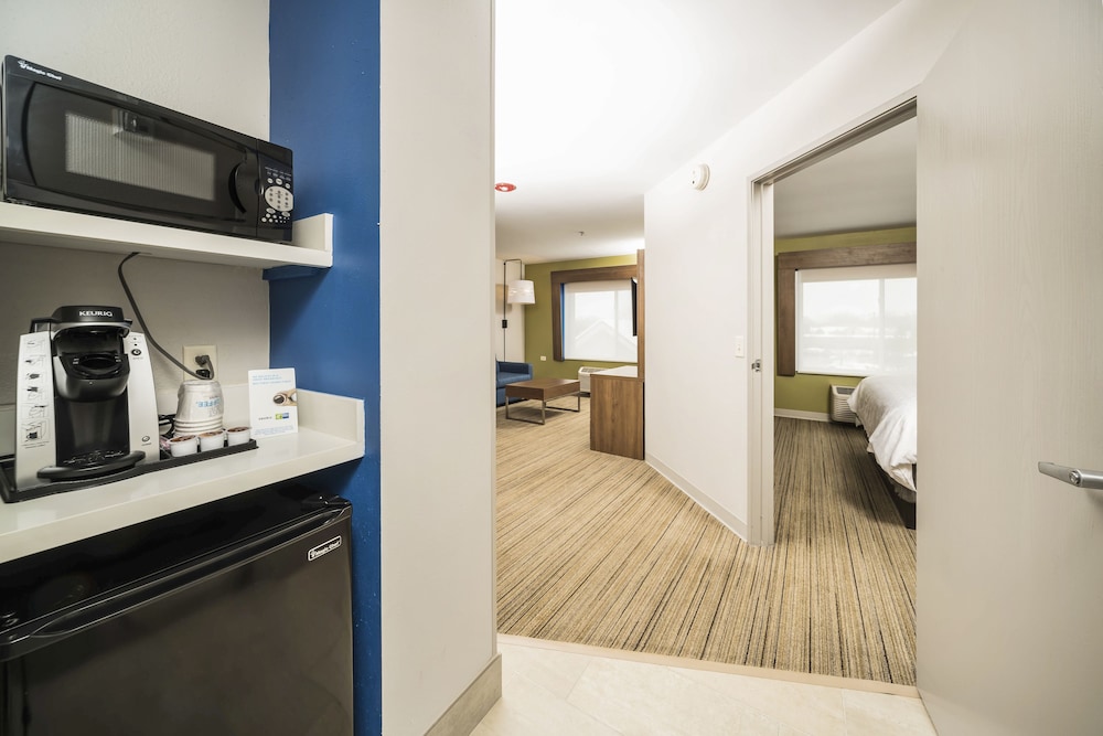 holiday inn express chicago nw vernon hills by ihg