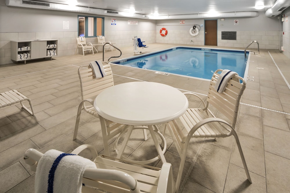 holiday inn express chicago nw vernon hills by ihg