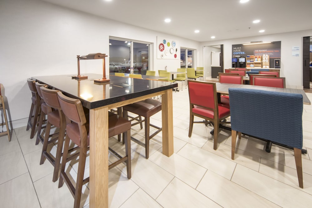 holiday inn express chicago nw vernon hills by ihg
