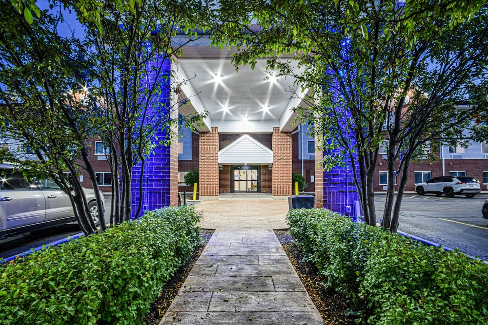 holiday inn express chicago nw vernon hills by ihg
