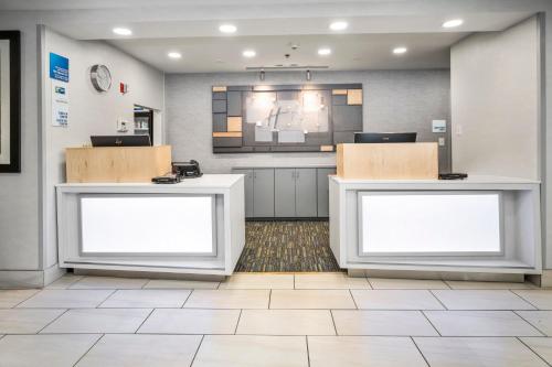 holiday inn express chicago nw vernon hills by ihg