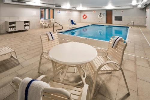 holiday inn express chicago nw vernon hills by ihg