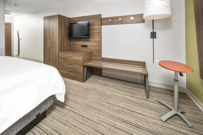 holiday inn express chicago nw vernon hills by ihg