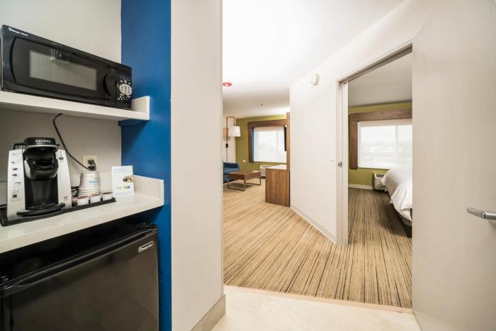 holiday inn express chicago nw vernon hills by ihg