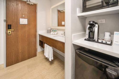 holiday inn express chicago nw vernon hills by ihg