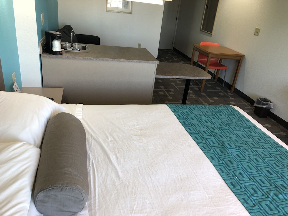 red lion inn and suites elk grove village