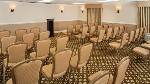 doubletree by hilton hotel chicago wood dale elk grove