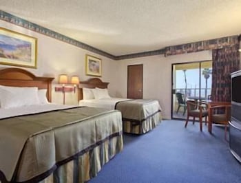 Travelodge By Wyndham Ocean Front,Long Beach>>Huntington Beach,2 star