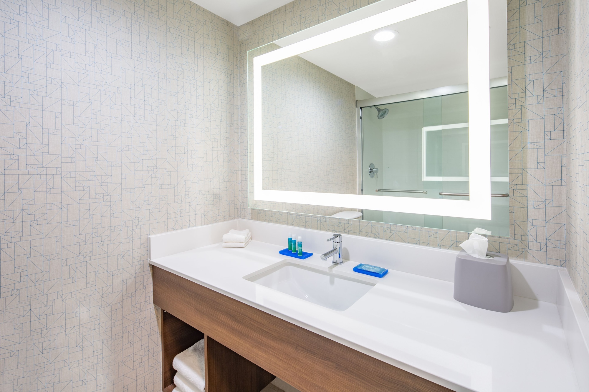 holiday inn express airport old town