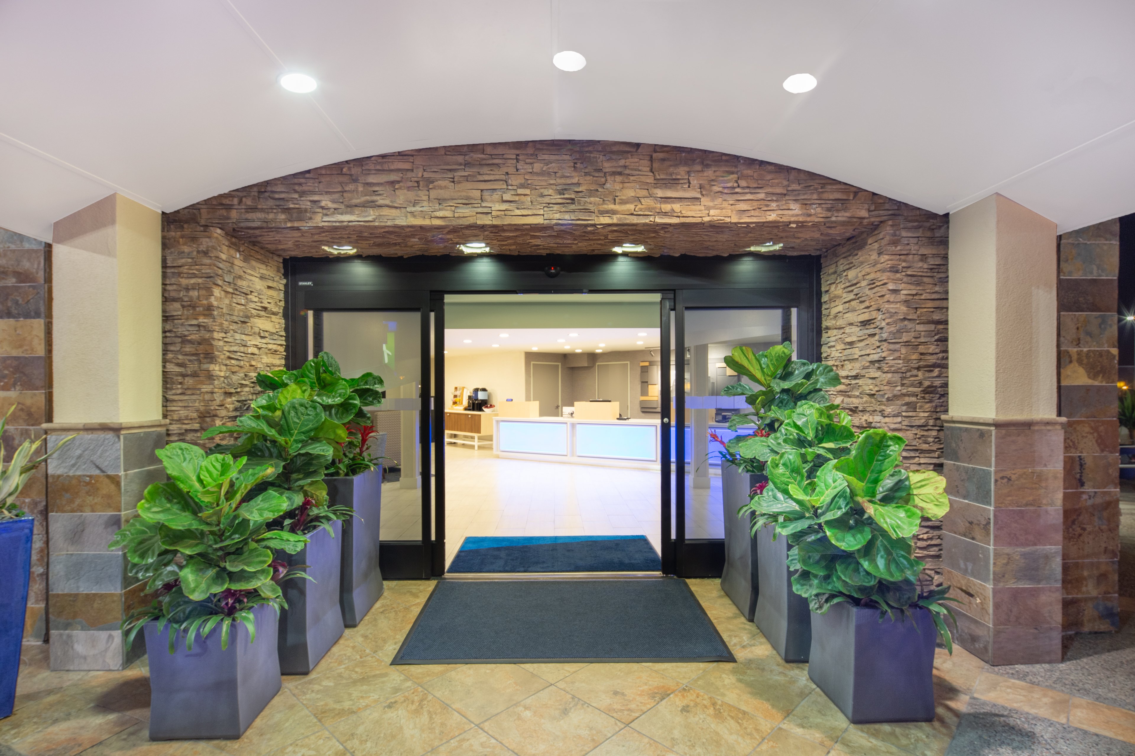 holiday inn express airport old town