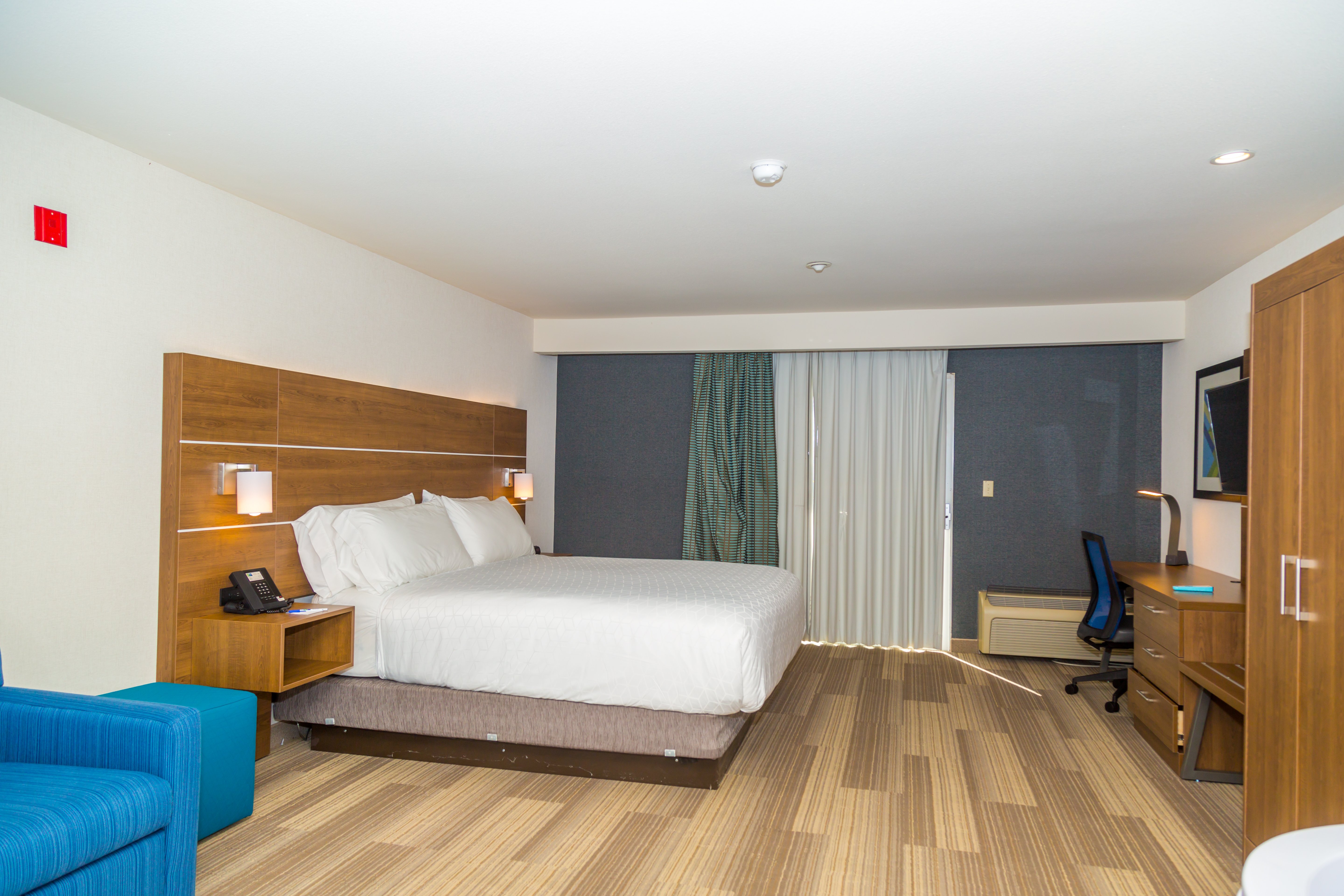 holiday inn express airport old town