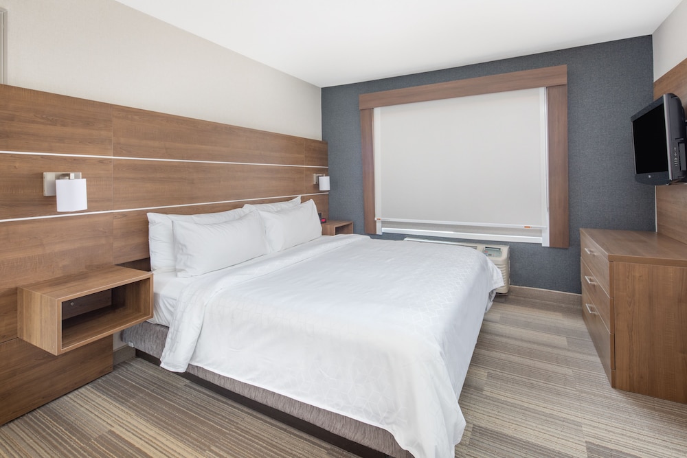 holiday inn express airport old town