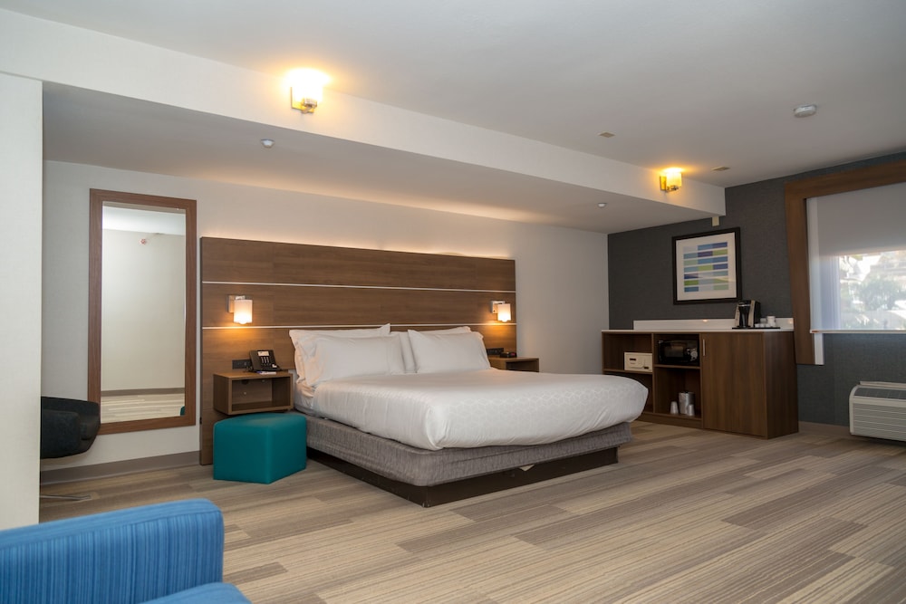 holiday inn express airport old town