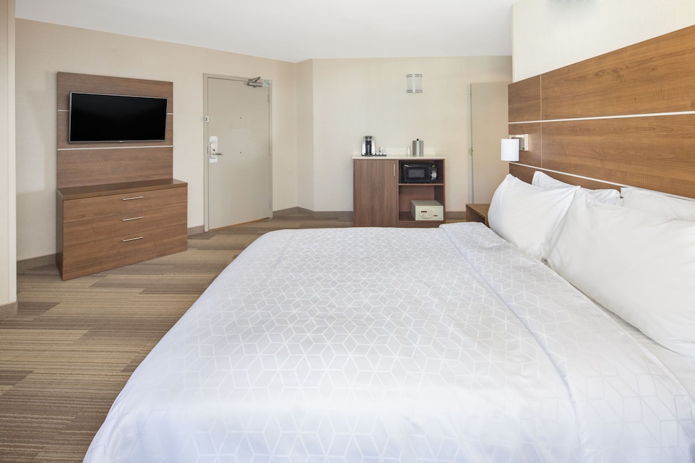 holiday inn express airport old town