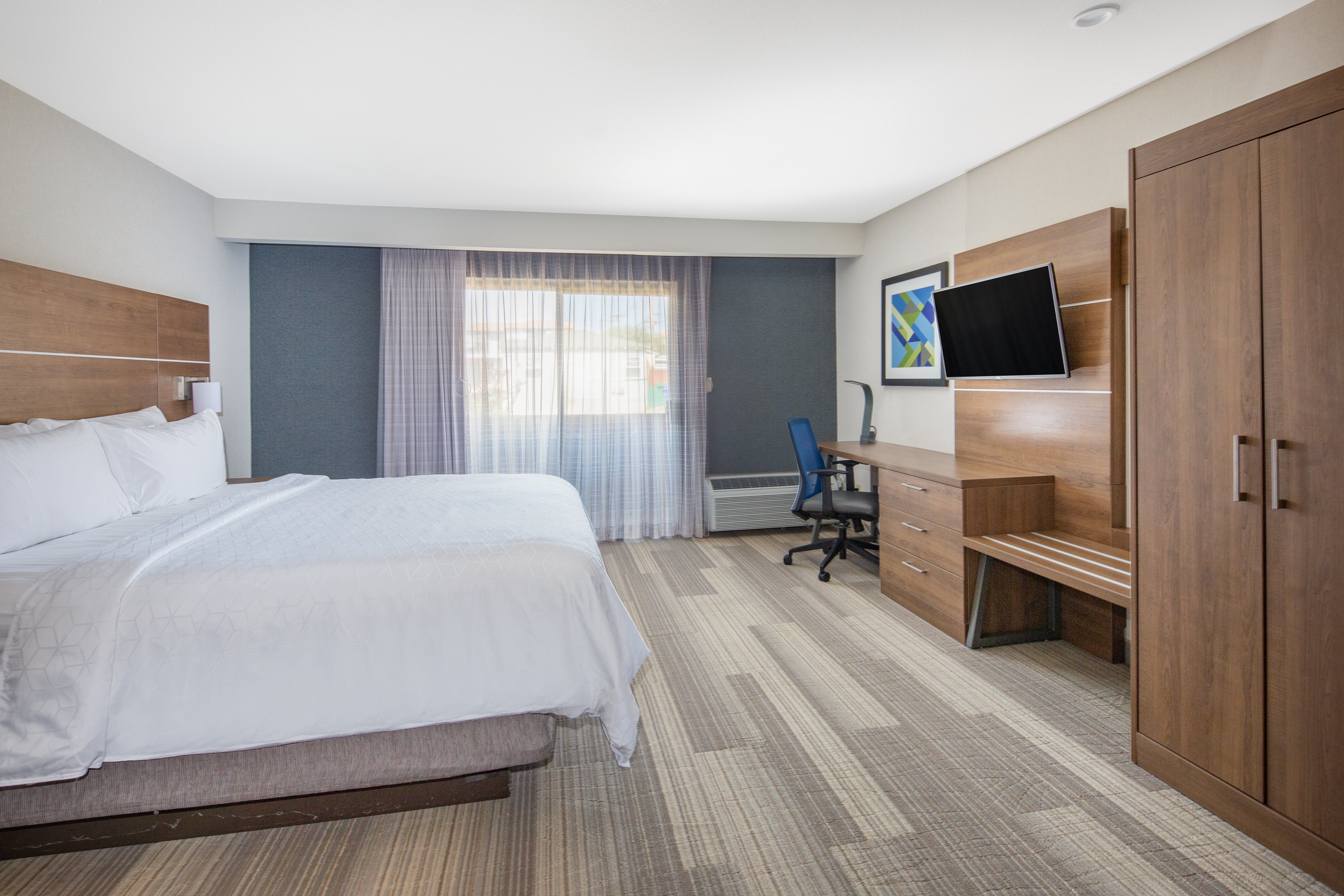 holiday inn express airport old town