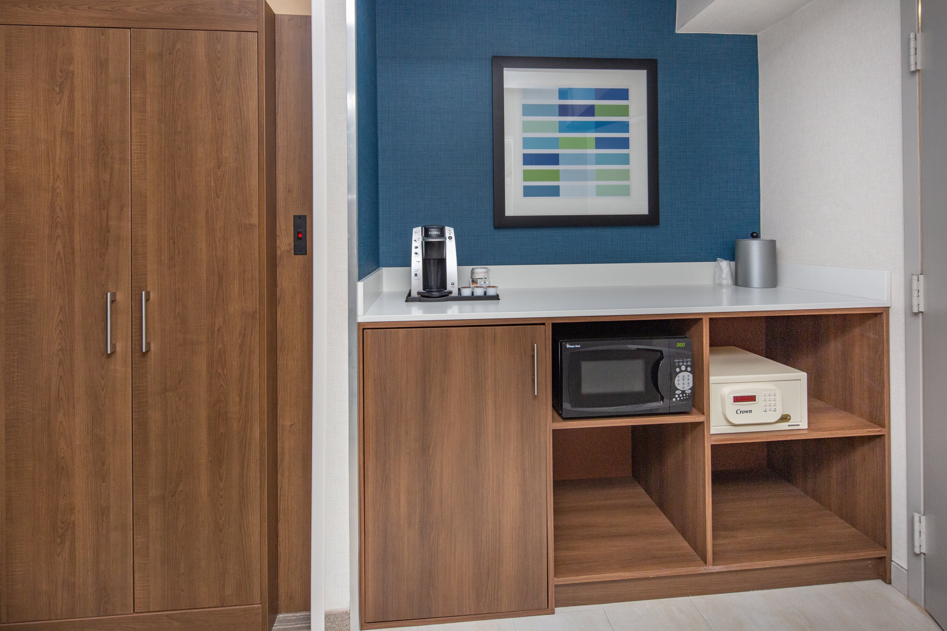 holiday inn express airport old town