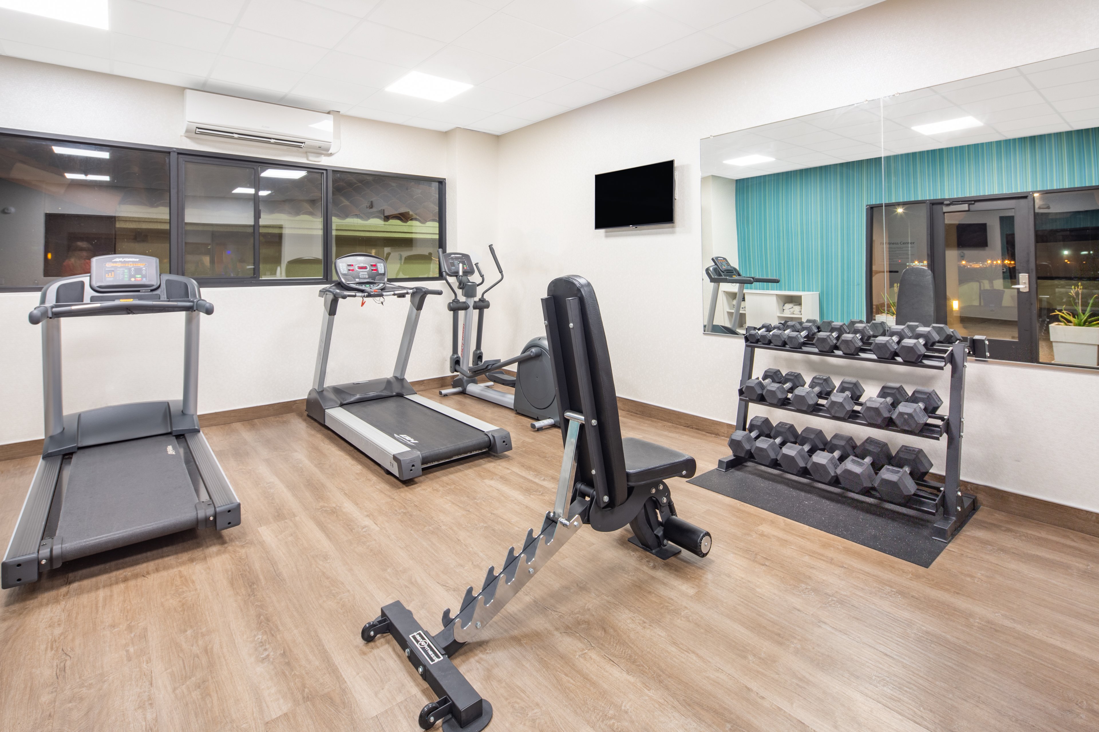 holiday inn express airport old town