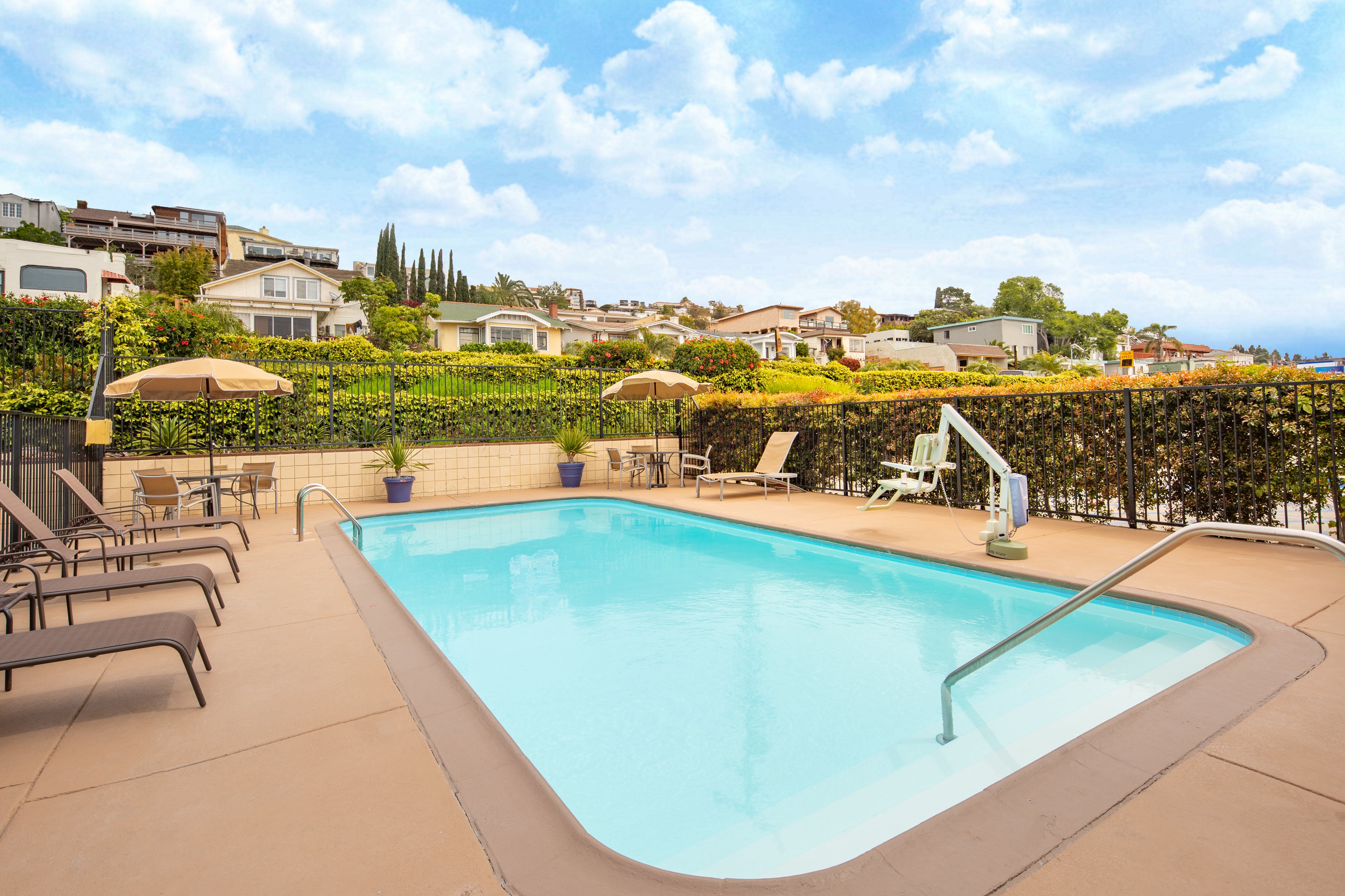 holiday inn express airport old town