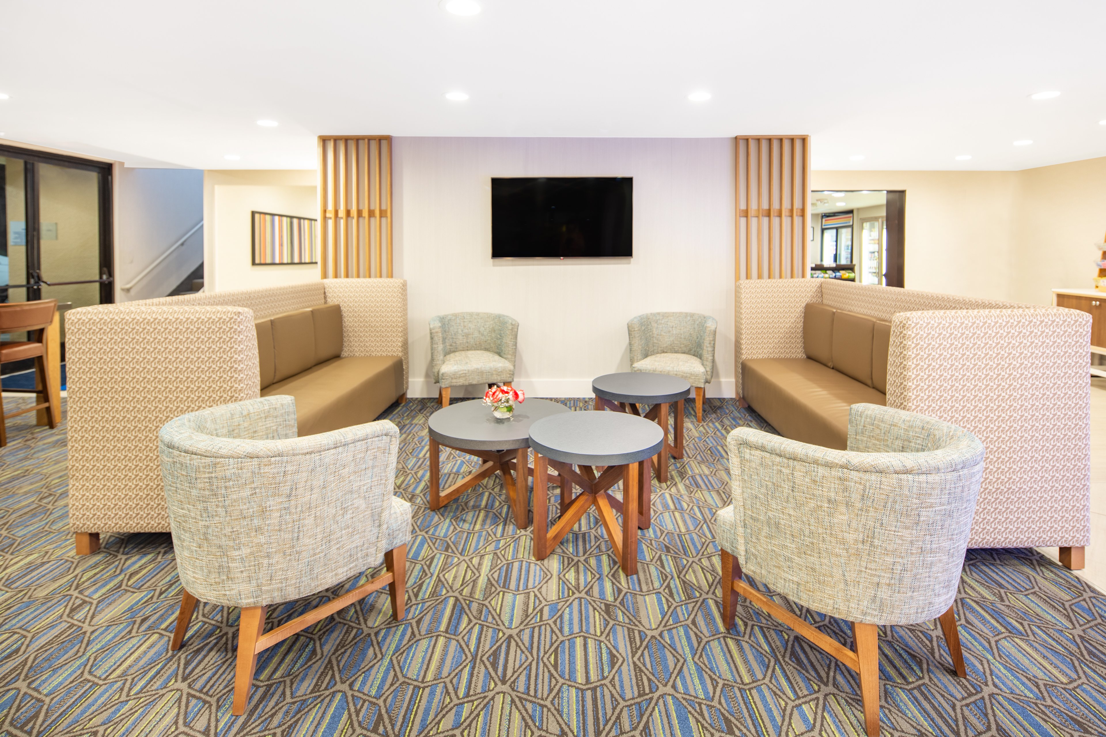 holiday inn express airport old town