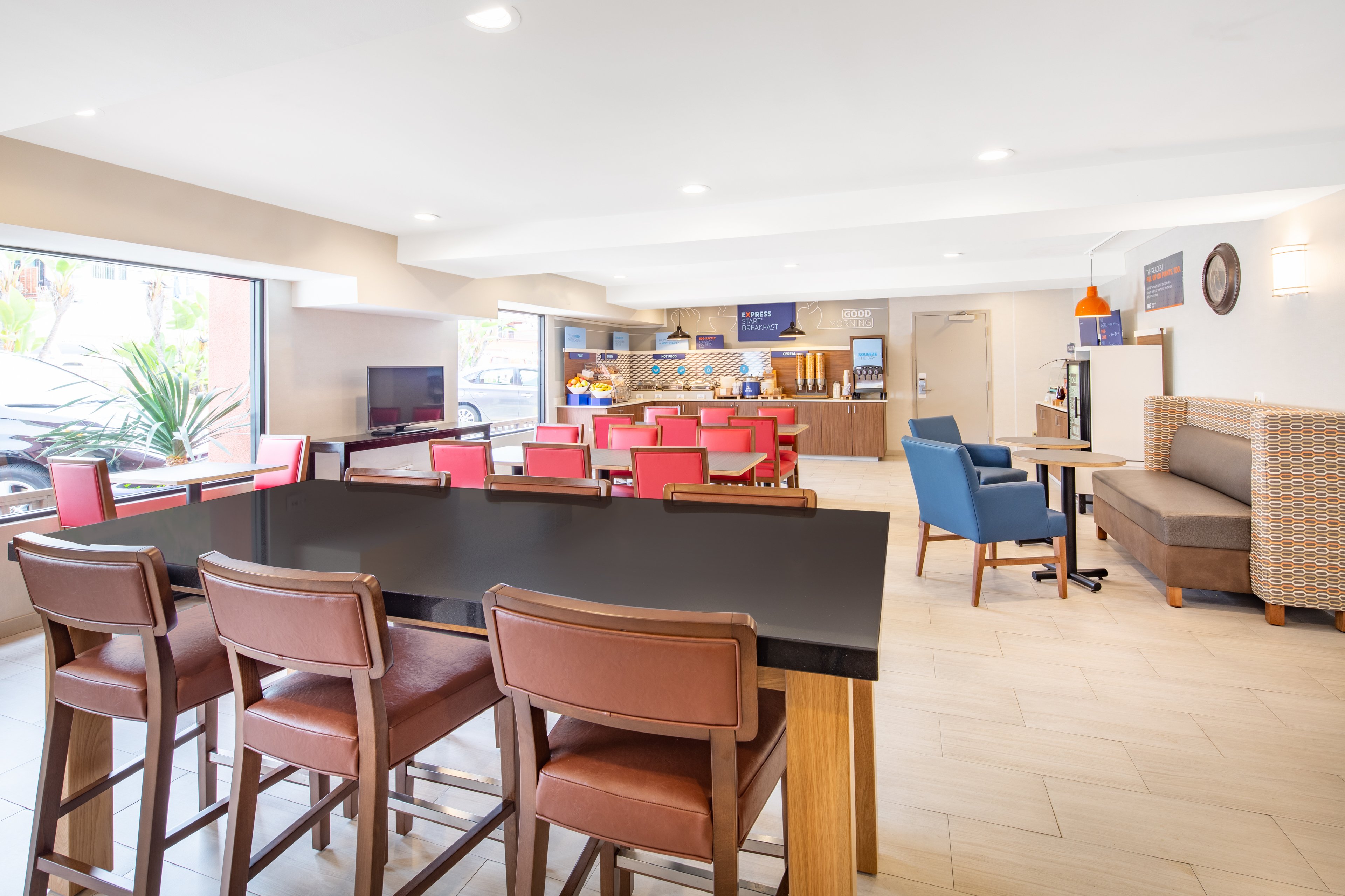 holiday inn express airport old town
